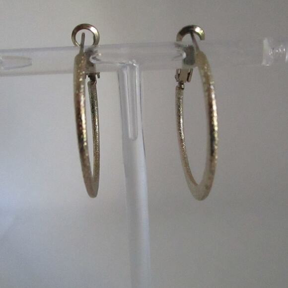 Vintage 80s/90s Gold Tone Hoop Earrings Textured Glitter Finish 1in Latch Back - Picture 10 of 17